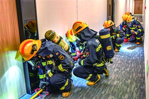 我省推动训练从“技能达标”向“实战应用”转变。图为山东省消防救援总队在济南组织开展超高层建筑夜间灭火救援实战演练。图据山东消防微信公众号